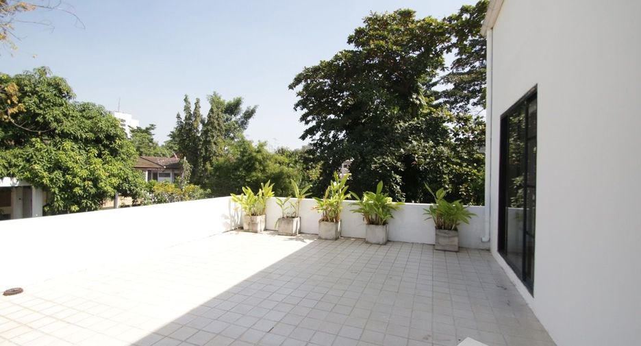 For rent 4 bedrooms house in Watthana, Bangkok