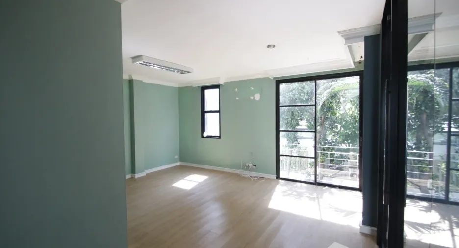 For rent 4 bedrooms house in Watthana, Bangkok