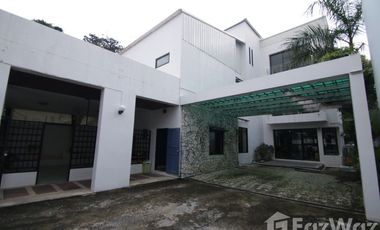 For rent 4 bedrooms house in Watthana, Bangkok