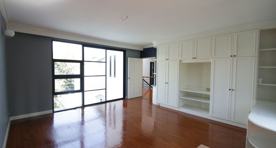 For rent 4 bedrooms house in Watthana, Bangkok