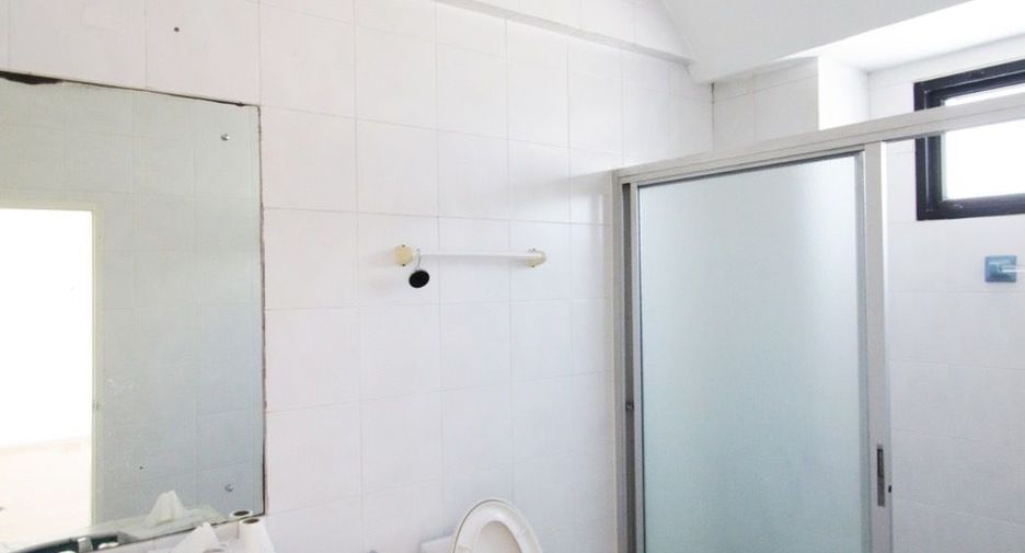 For rent 4 bedrooms house in Watthana, Bangkok