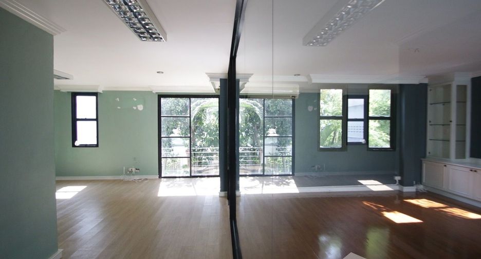 For rent 4 bedrooms house in Watthana, Bangkok