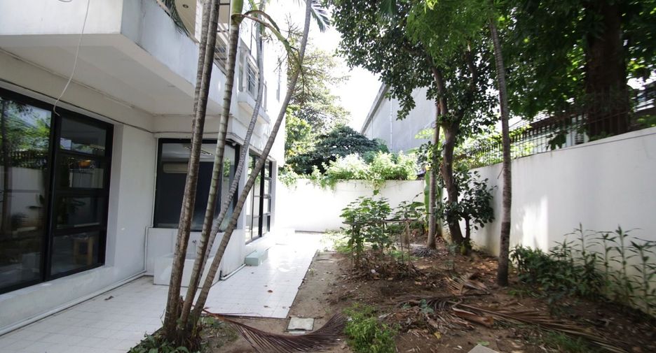 For rent 4 bedrooms house in Watthana, Bangkok