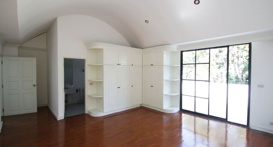 For rent 4 bedrooms house in Watthana, Bangkok