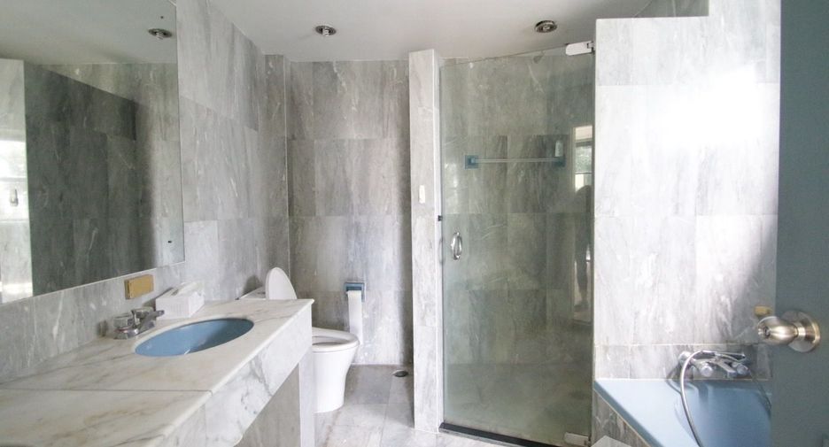 For rent 4 bedrooms house in Watthana, Bangkok