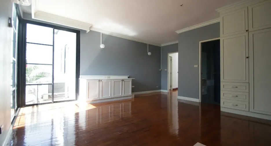 For rent 4 bedrooms house in Watthana, Bangkok