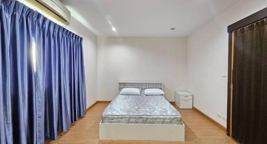 For rent 4 bedrooms townhouse in Suan Luang, Bangkok