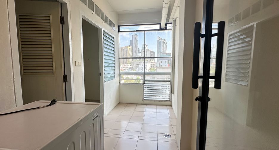 For rent 3 bedrooms condo in Khlong Toei, Bangkok