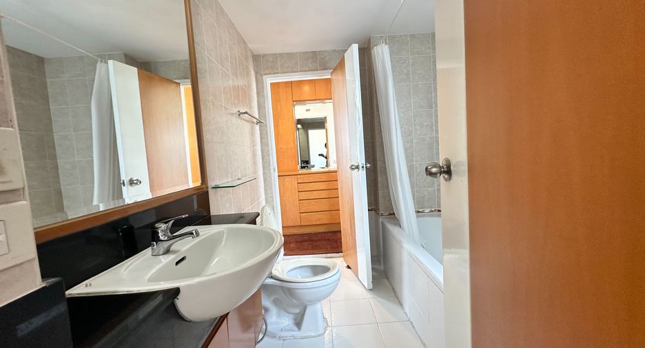 For rent 3 bedrooms condo in Khlong Toei, Bangkok