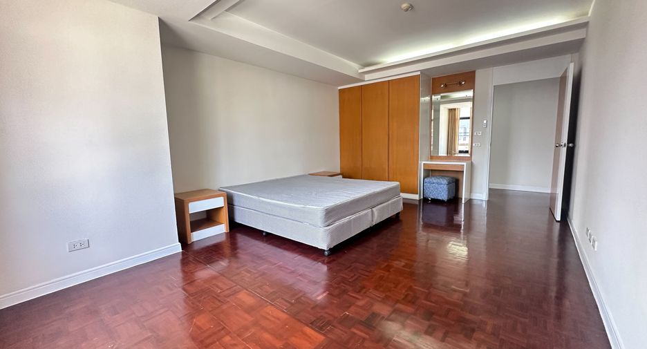 For rent 3 bedrooms condo in Khlong Toei, Bangkok