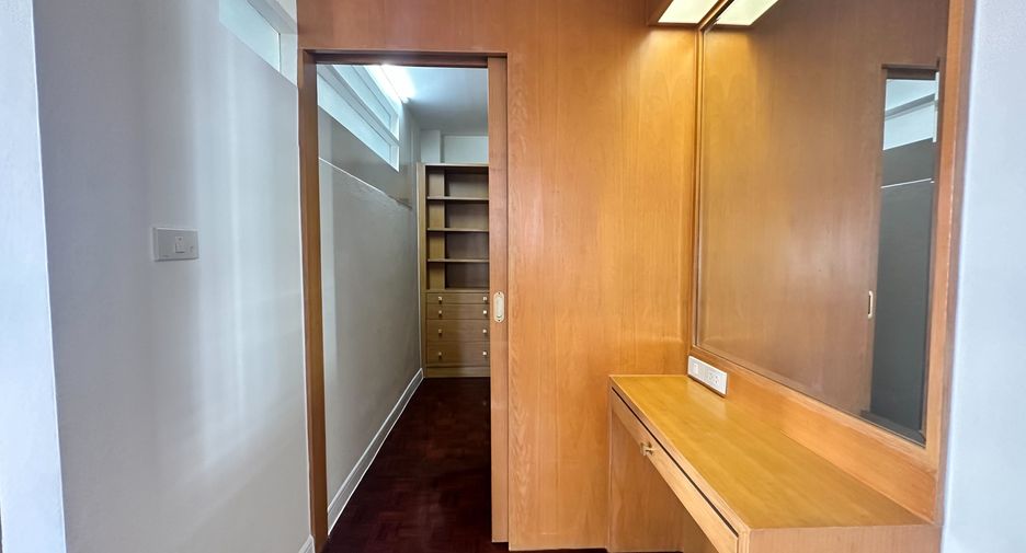 For rent 3 bedrooms condo in Khlong Toei, Bangkok