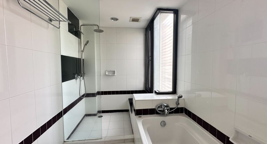 For rent 3 bedrooms condo in Khlong Toei, Bangkok