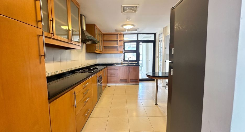For rent 3 bedrooms condo in Khlong Toei, Bangkok