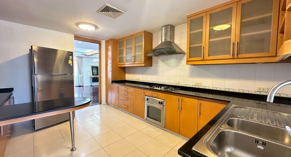 For rent 3 bedrooms condo in Khlong Toei, Bangkok