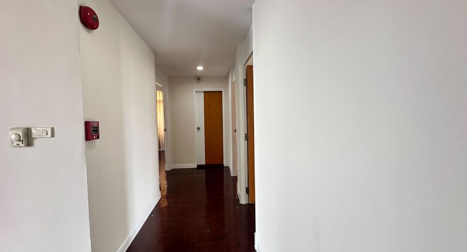 For rent 3 bedrooms condo in Khlong Toei, Bangkok