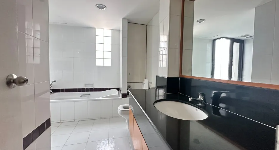 For rent 3 bedrooms condo in Khlong Toei, Bangkok