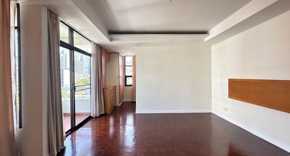 For rent 3 bedrooms condo in Khlong Toei, Bangkok