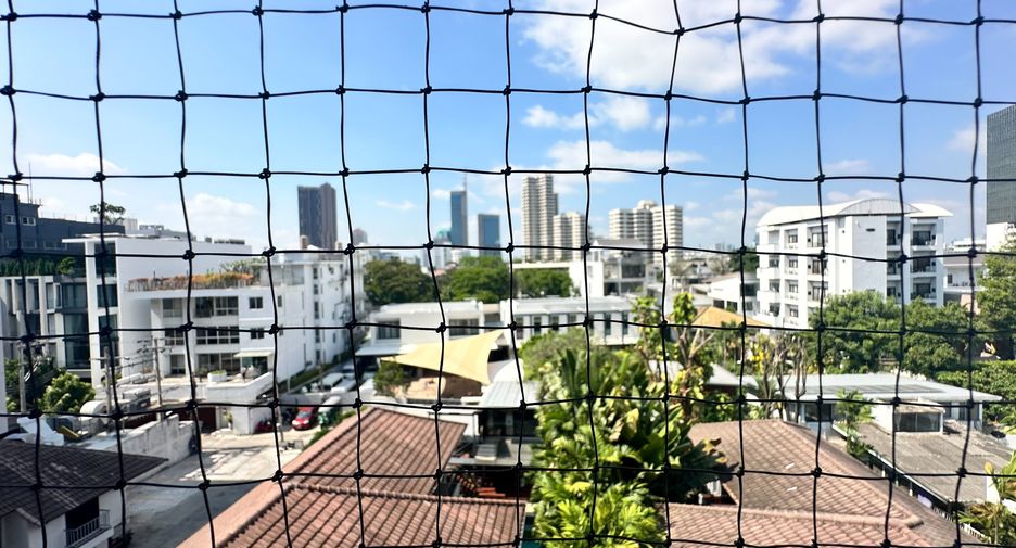 For rent 3 bedrooms condo in Khlong Toei, Bangkok