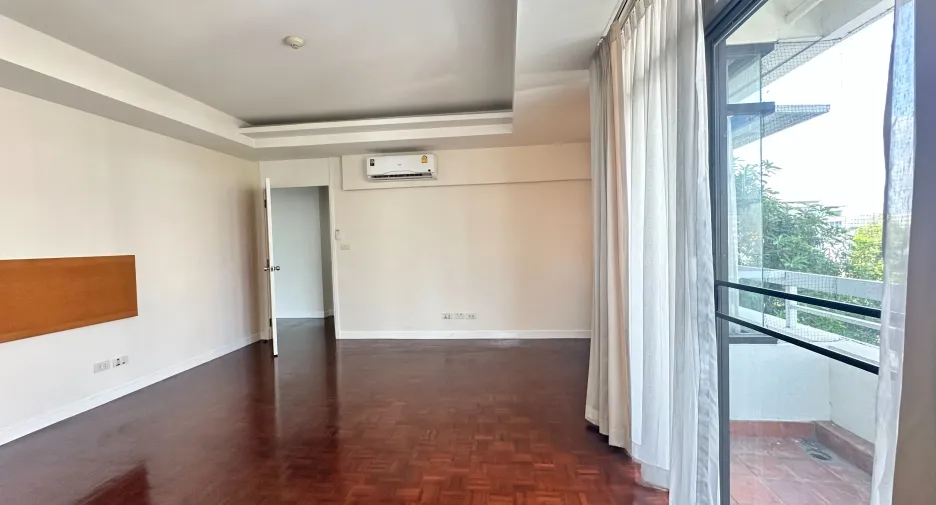 For rent 3 bedrooms condo in Khlong Toei, Bangkok