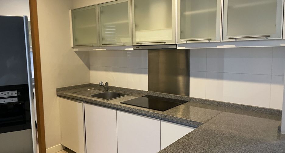 For rent 3 bedrooms condo in Khlong Toei, Bangkok