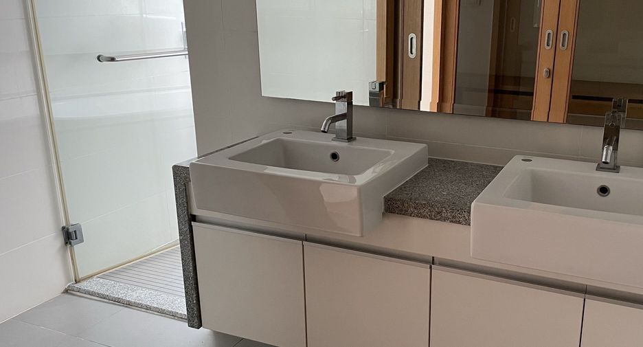For rent 3 bedrooms condo in Khlong Toei, Bangkok