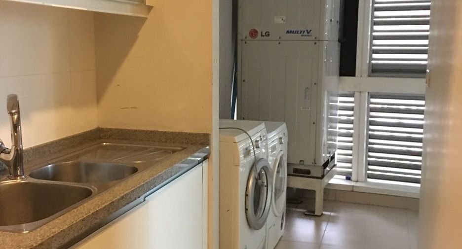 For rent 3 bedrooms condo in Khlong Toei, Bangkok