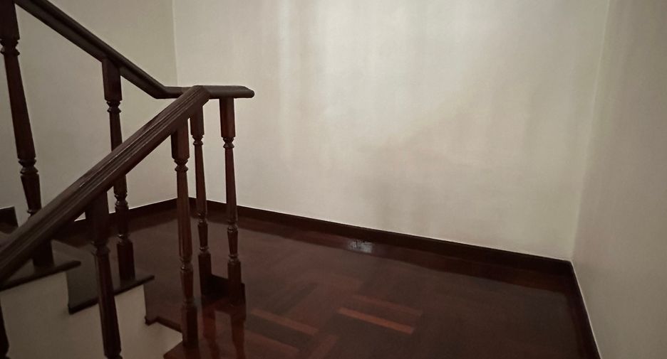 For rent 3 bedrooms townhouse in Yan Nawa, Bangkok