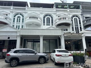For rent 3 bedrooms townhouse in Yan Nawa, Bangkok