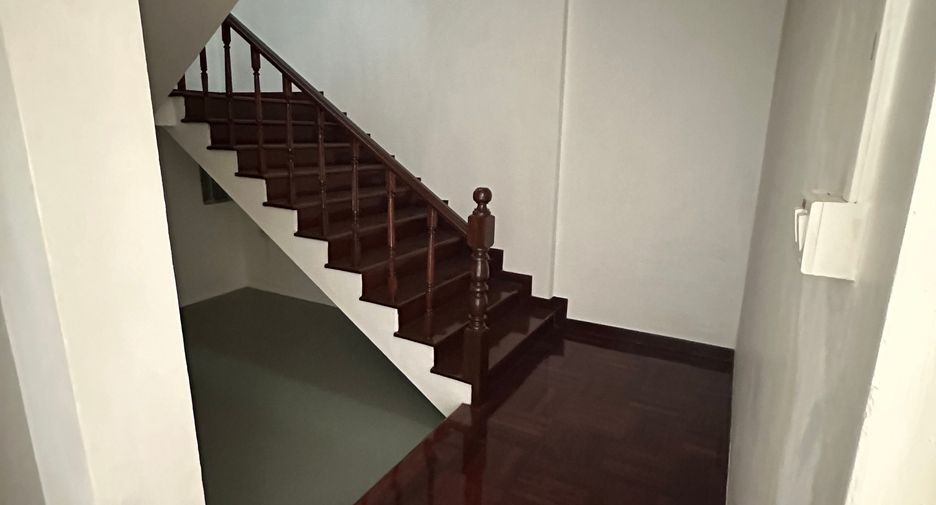 For rent 3 bedrooms townhouse in Yan Nawa, Bangkok