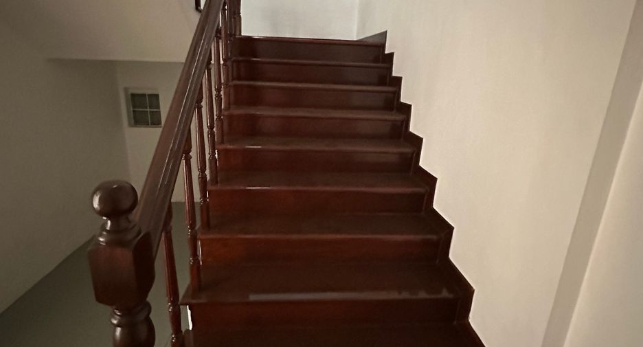 For rent 3 bedrooms townhouse in Yan Nawa, Bangkok