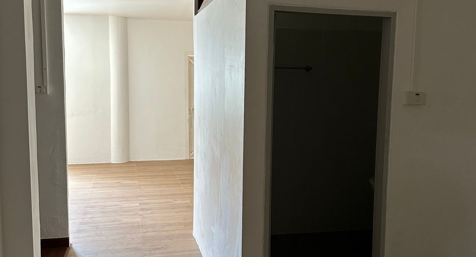 For rent 3 bedrooms townhouse in Yan Nawa, Bangkok