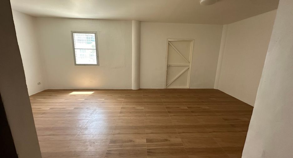 For rent 3 bedrooms townhouse in Yan Nawa, Bangkok
