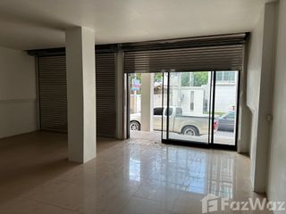 For rent 3 bedrooms townhouse in Yan Nawa, Bangkok