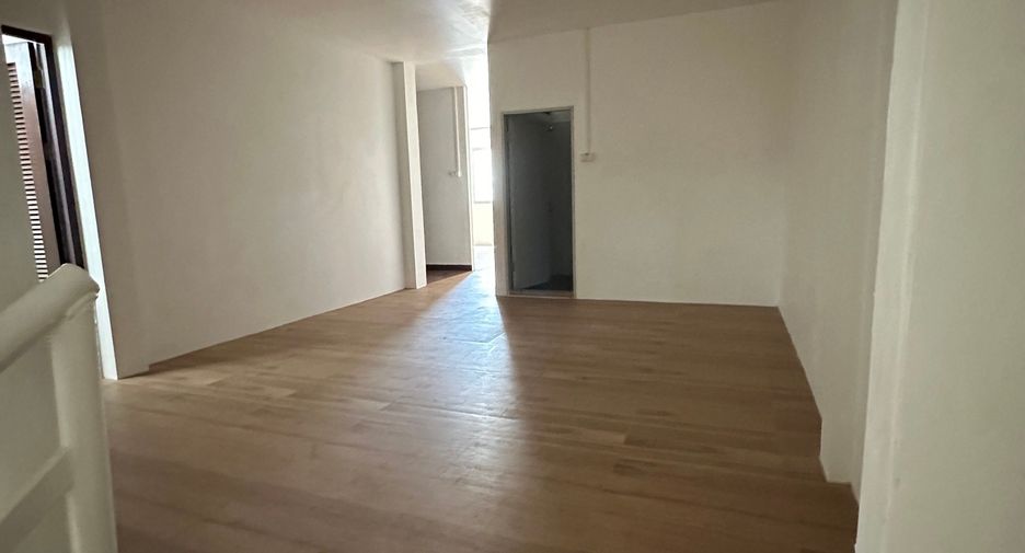 For rent 3 bedrooms townhouse in Yan Nawa, Bangkok
