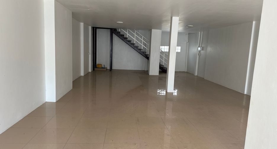 For rent 3 bedrooms townhouse in Yan Nawa, Bangkok