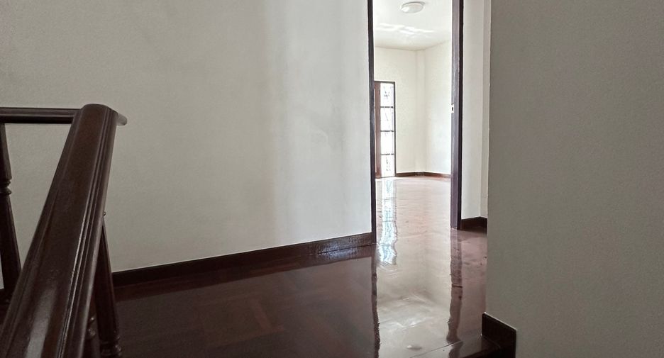 For rent 3 bedrooms townhouse in Yan Nawa, Bangkok