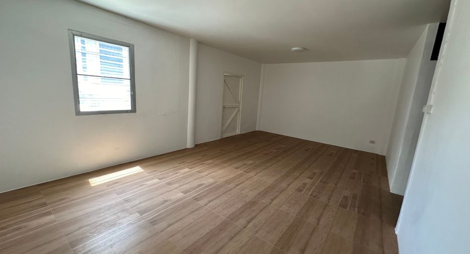 For rent 3 bedrooms townhouse in Yan Nawa, Bangkok