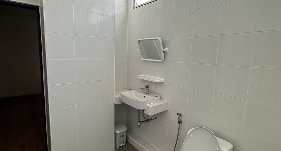 For rent 3 bedrooms townhouse in Yan Nawa, Bangkok