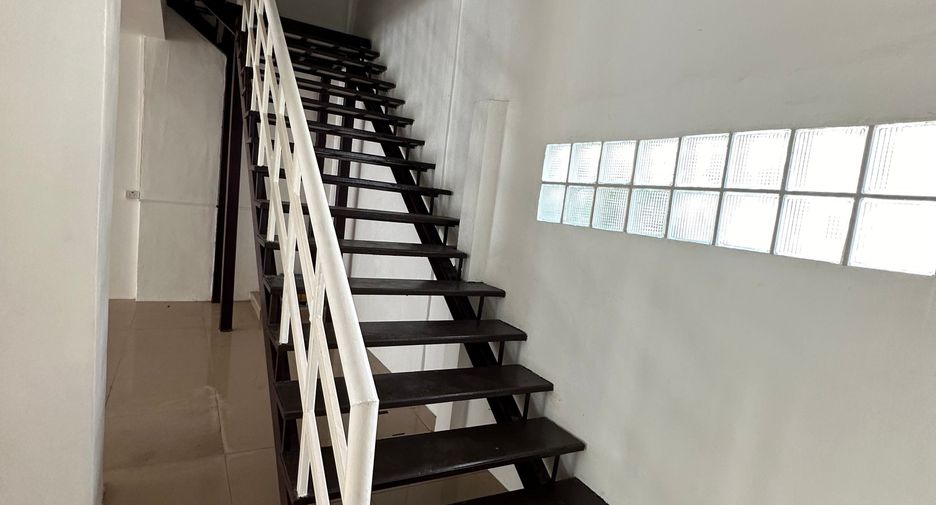 For rent 3 bedrooms townhouse in Yan Nawa, Bangkok
