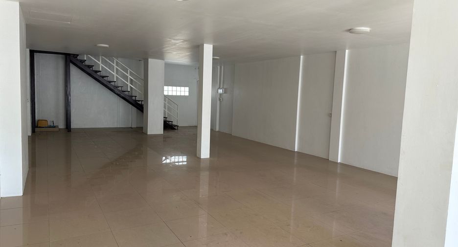 For rent 3 bedrooms townhouse in Yan Nawa, Bangkok