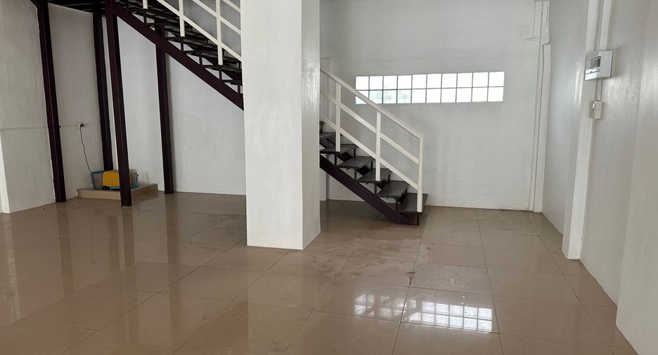 For rent 3 bedrooms townhouse in Yan Nawa, Bangkok