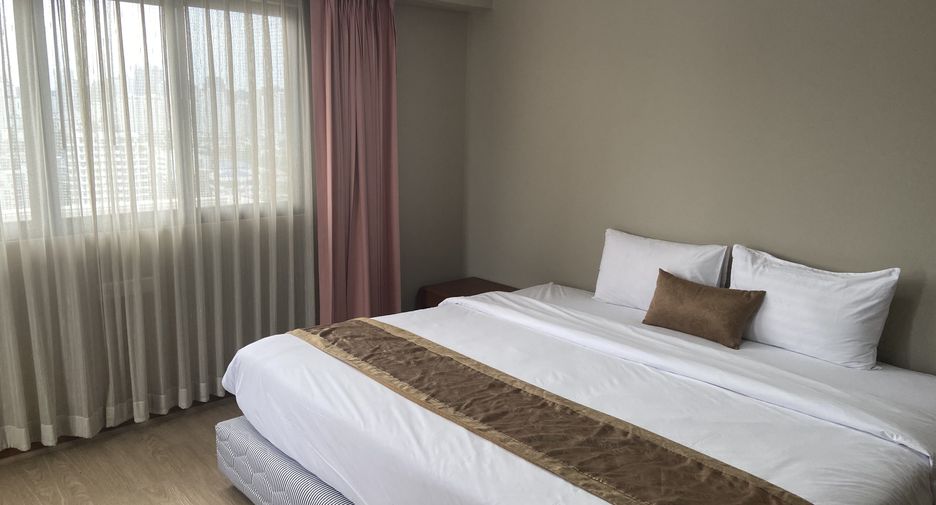 For rent 3 bedrooms condo in Watthana, Bangkok