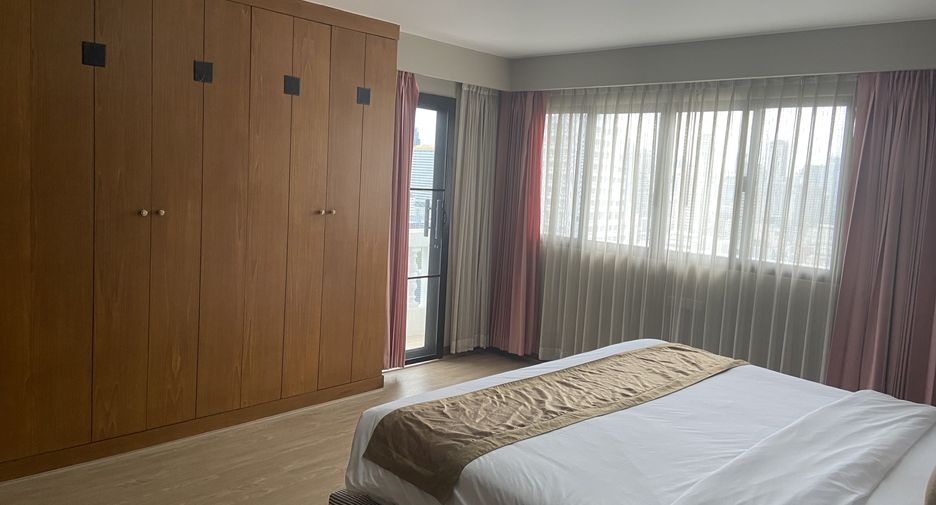 For rent 3 bedrooms condo in Watthana, Bangkok