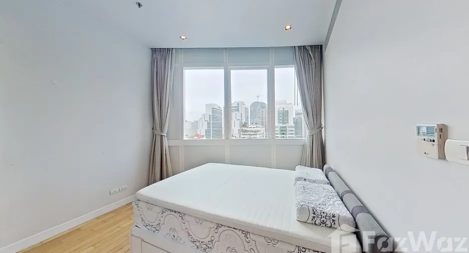 For rent 3 bedrooms condo in Khlong Toei, Bangkok