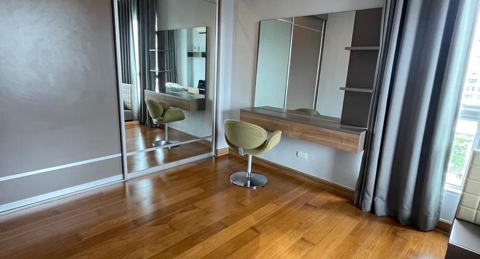 For rent 2 bedrooms condo in Khlong San, Bangkok