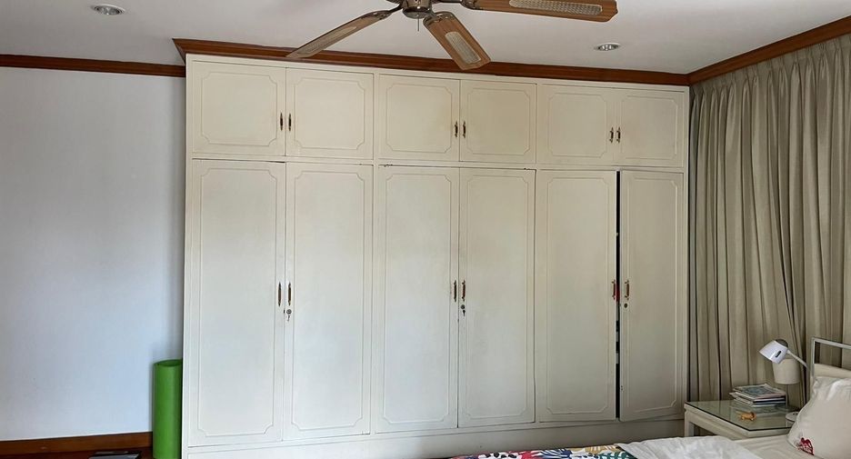 For rent 3 bedrooms apartment in Khlong Toei, Bangkok