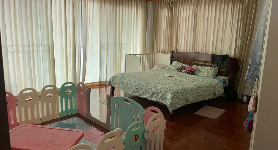 For rent 3 bedrooms apartment in Khlong Toei, Bangkok