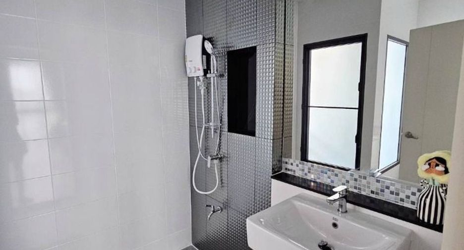 For rent 3 bedrooms townhouse in Saphan Sung, Bangkok