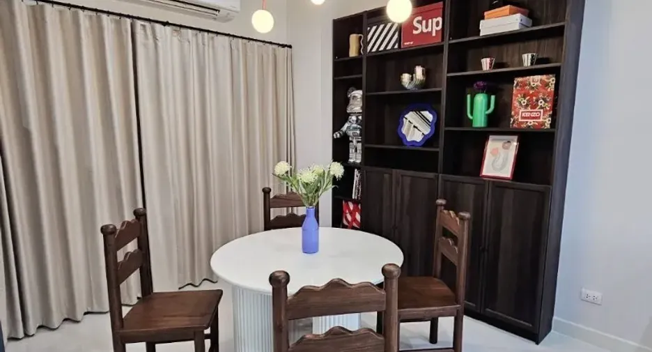 For rent 3 bedrooms townhouse in Saphan Sung, Bangkok