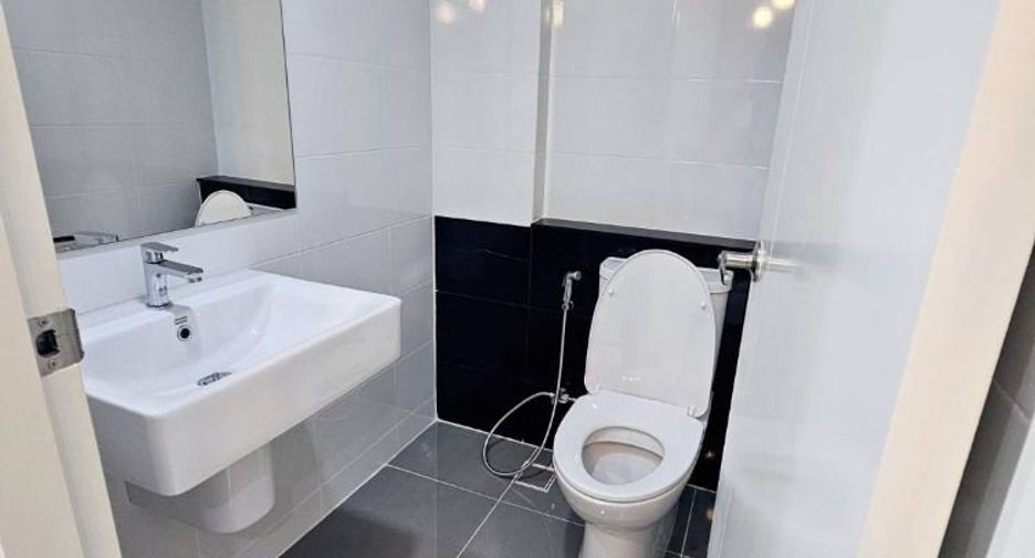 For rent 3 bedrooms townhouse in Saphan Sung, Bangkok